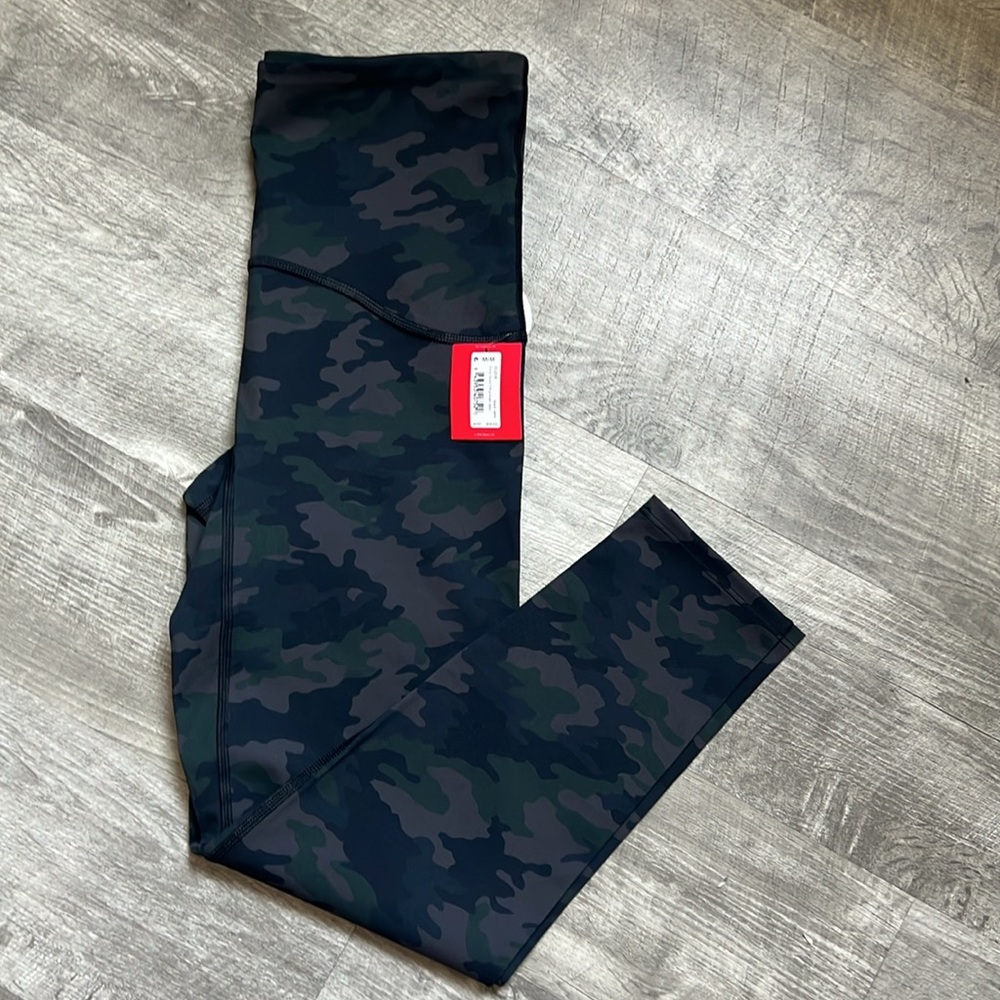 #235. NWT. SPANX Booty Boost 7/8 Printed Camo Leggings - Picture 10 of 13